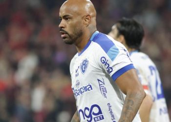 Torcida do Athletico reage a reencontro com Thiago Heleno na Arena