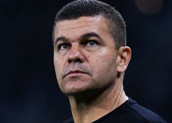 Próximo adversário do Athletico na Série B demite técnico após sair do G4