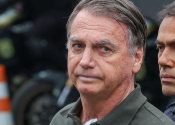 Após retirada de lesões da pele, Bolsonaro volta à prisão domiciliar