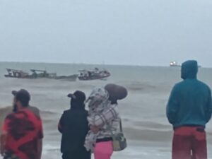 Barco de pesca afunda no Açu e três tripulantes são resgatados