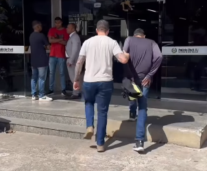 Motociclista de aplicativo é preso conduzindo moto clonada em Campos