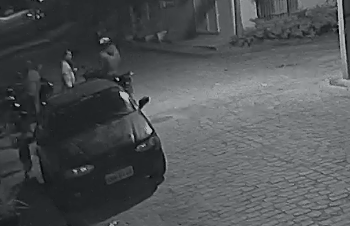 Câmeras de segurança registram momento em que padrasto e enteado são assassinados a tiros em Itaperuna