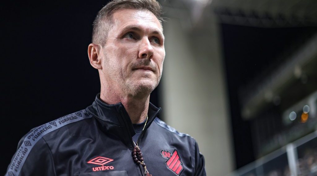 Athletico reencontra técnico que teve saída polêmica após título