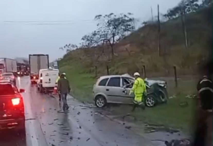 Acidente na BR-101 deixa dois mortos e três feridos em estado grave