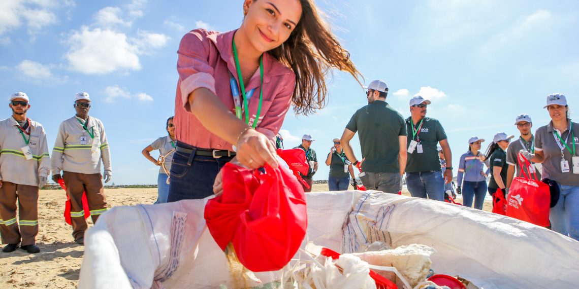 Dia Mundial da Limpeza: Reserva Caruara organiza mutirão para coleta de lixo na praia de Iquipari