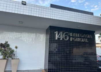 Jovem é baleada dentro de residência em Campos