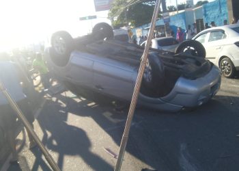 Capotamento de carro interdita trânsito na Av. 28 de Março em Campos