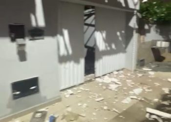 Casa onde homem matou suposto assaltante é depredada enquanto familiares aguardavam sua soltura