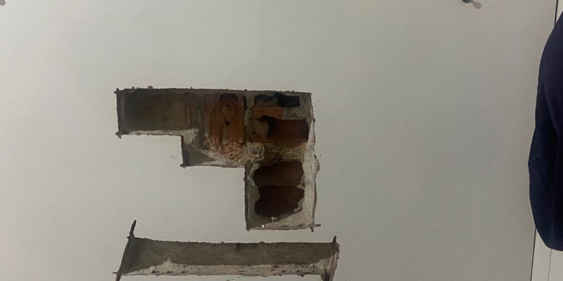 Veja esconderijo de arma descoberto pela polícia dentro do banheiro da casa do filho de Nolita