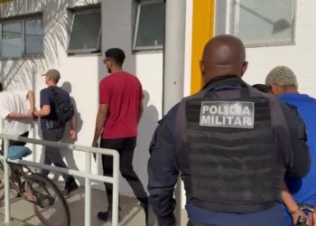 Polícia prende dupla de Campos após roubo de moto e celular em Macaé