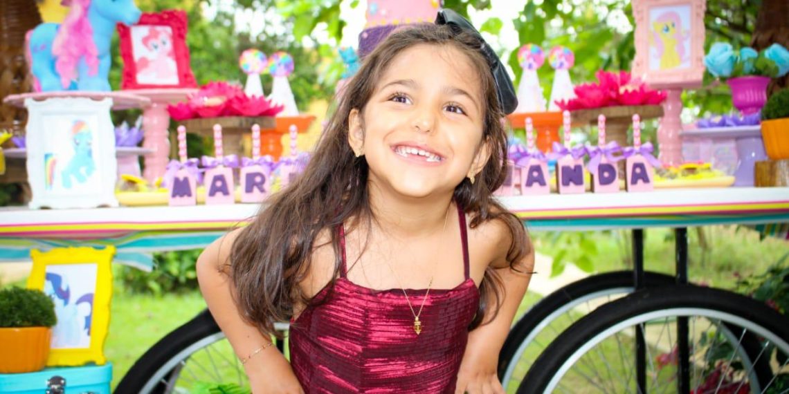 Família aguarda cirurgia de menina com deficiência em meio a impasse com plano de saúde