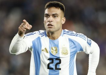 Messi é ovacionado e brilha em possível despedida da Argentina