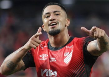 “Cansado”: Artilheiro do Athletico na Série B faz desabafo polêmico
