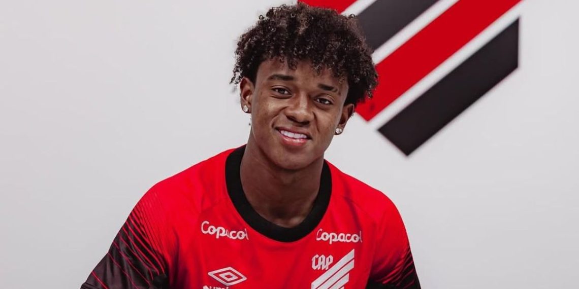 Athletico aumenta multa e blinda joia da base, alvo de clubes