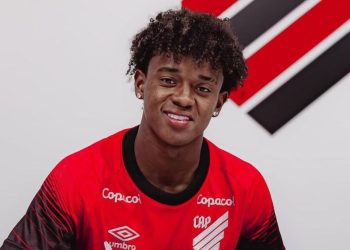 Athletico aumenta multa e blinda joia da base, alvo de clubes