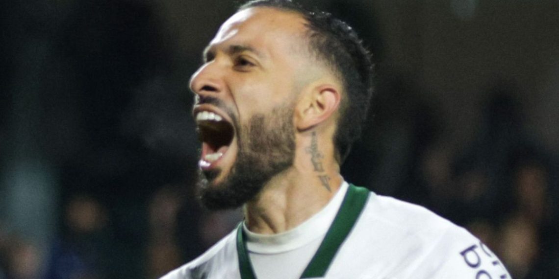 Coritiba goleia, encerra jejum no Couto e vira líder da Série B