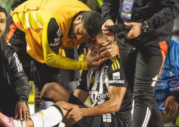 Ex-Athletico sofre lesão grave e sai chorando de campo em jogo da Sul-Americana; veja o vídeo