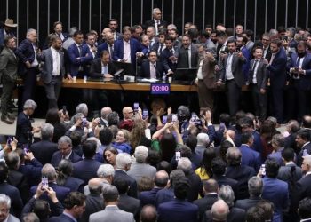 Corregedor da Câmara pede suspensão de 3 deputados envolvidos em motim