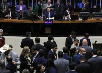 Câmara aprova texto que dificulta denúncia criminal contra parlamentar