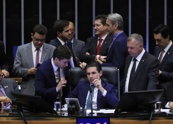 PEC da blindagem é aprovada por deputados e vai ao Senado 