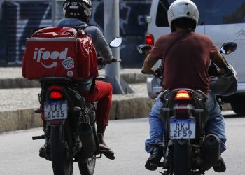 Câmara aprova urgência para votar vale-refeição para entregadores