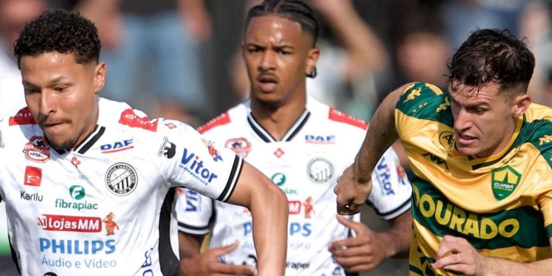 Operário reage e tem expulsão em jogo com fim agitado