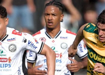 Operário reage e tem expulsão em jogo com fim agitado