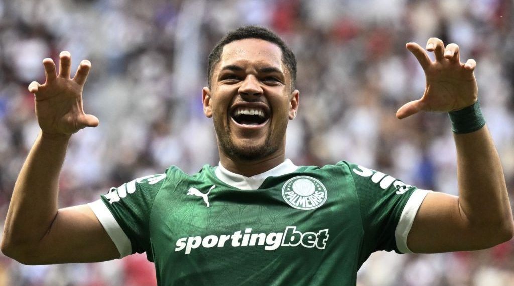 Vitor Roque brilha com hat-trick e consolida melhor fase dos últimos anos