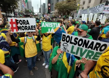 Ato pró-Bolsonaro une governadores e parlamentares de direita em SP