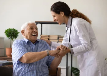 Sancionada lei estadual que impede planos de saúde de realizarem cancelamento unilateral com idosos, PCDs e vulneráveis