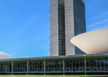 Projeto que susta regras de aborto legal em crianças avança na Câmara