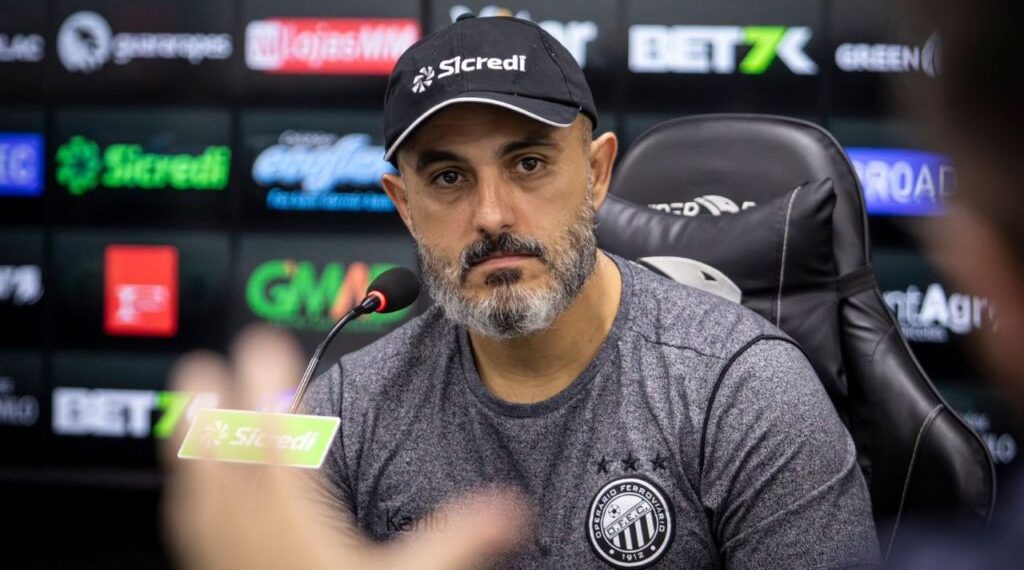 Comandado por ex-Athletico, sensação do Brasileirão vence o Grêmio e entra no G4