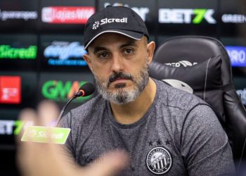 Comandado por ex-Athletico, sensação do Brasileirão vence o Grêmio e entra no G4