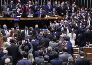 Câmara aprova urgência para projeto de anistia a golpistas