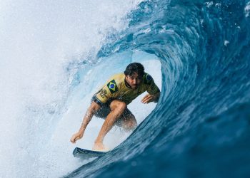 Yago Dora é campeão mundial de surfe profissional
