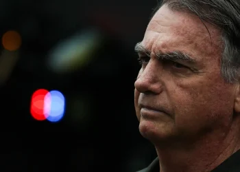 Moraes autoriza Bolsonaro a receber atendimento médico em casa