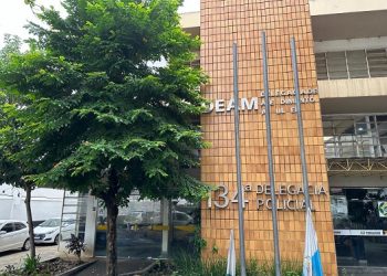 Homem é agredido por traficantes após esfaquear sua esposa em Campos