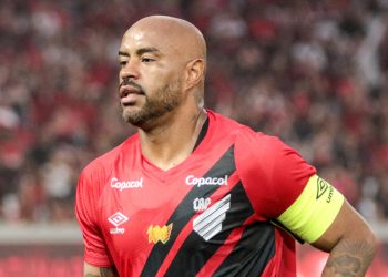 Ídolo do Athletico é dispensado de time rebaixado na Série B