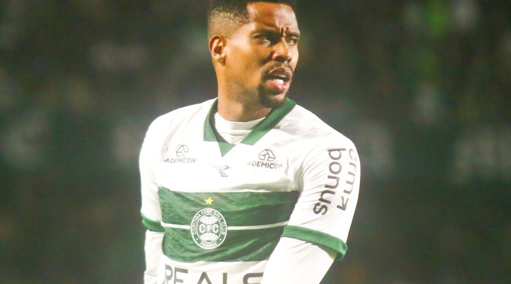 Coritiba dispara na liderança da Série B e fica perto do acesso