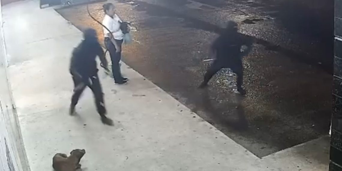 Câmeras flagram funcionária de supermercado sendo assaltada por bandidos com facão em Campos