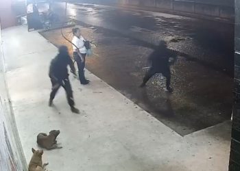 Câmeras flagram funcionária de supermercado sendo assaltada por bandidos com facão em Campos