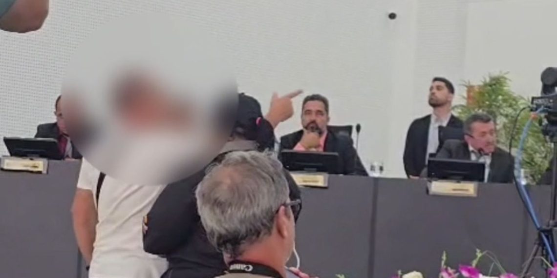 Morador interrompe sessão da Câmara de SJB e cobra vereadores por solução para a falta de água em Grussaí