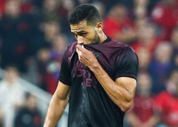 Para expulsão? Falta dura em Athletico x Amazonas gera polêmica