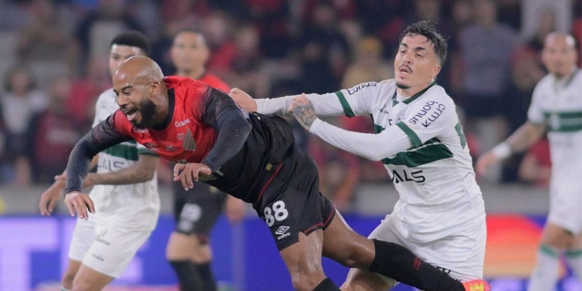 Clima de final! Coritiba e Athletico duelam pela Série B; veja as escalações