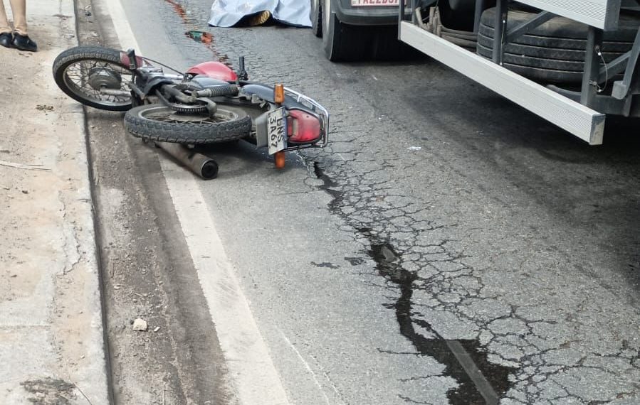 Acidente envolvendo carreta e moto deixa um homem morto e outro ferido em Campos