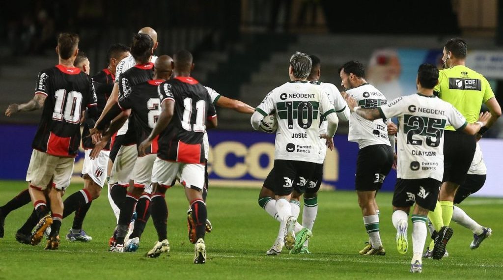 Lateral do Coritiba é agredido na Série B; veja o lance