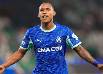 Ex-Coritiba marca golaço, mas não evita derrota do Marselha na Champions