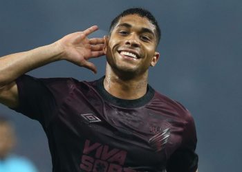 Athletico vence sob pressão, encerra jejum e segue na caça do G4