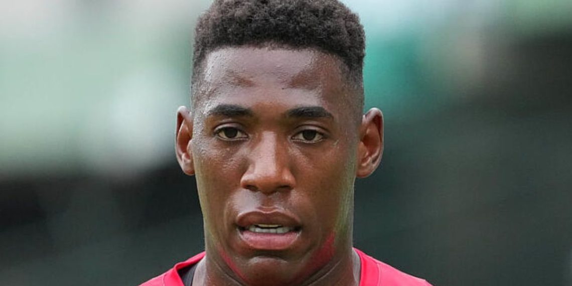 Léo Pelé vacila, vira vilão no Athletico e torcida detona