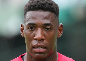 Léo Pelé vacila, vira vilão no Athletico e torcida detona